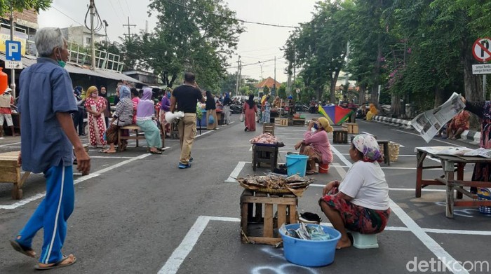 Pedagang di Pasar Pegirian Surabaya Sebuah pasar di Surabaya menerapkan physical dan social distancing. Penerapan jaga jarak untuk lapak pedangang tertuang dalam aturan PSBB Surabaya jilid 3.