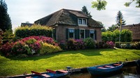 Giethoorn merupakan desa bergaya klasik yang disebut juga sebagai Venesia dari Belanda. Desa ini tak ubahnya dengan sebuah desa dari cerita dongeng klasik Hans Anderson (Giethoorn Tourism)