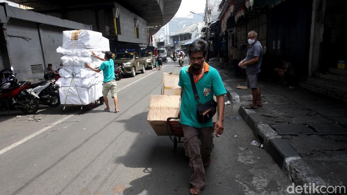 Kawasan Pasar Pagi Asemka, Jakbar, tampak dijaga oleh Satpol PP. Sebelumnya Satpol PP menertibkan lapak PKL di kawasan itu guna mencegah penyebaran COVID-19.
