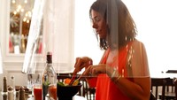 Seperti halnya yang dilakukan salah satu restoran di Paris yang menyediakan alat pelindung bagi para pengunjung yang hendak bersantap makanan di restoran tersebut usai lockdown dilonggarkan dan persiapan sejumlah negara di dunia dalam menghadapi new normal sebagai upaya beradaptasi dengan pandemi COVID-19. AP Photo/Thibault Camus.