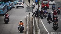 Pasalnya tak sedikit pula pengguna jalan yang telah tertib berkendara terkena dampak dari aksi tak bertanggung jawab para pemotor nakal yang nekat melawan arah tersebut.