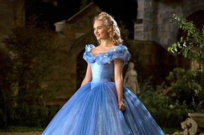 Pinggang Lily James terlihat sangat kecil di film live-action Cinderella karena memakai korset yang sangat ketat. Akibatnya selama syuting film dia kesulitan mencerna makanan dengan benar dan kesulitan bernapas. Foto: Istimewa