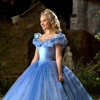 Pinggang Lily James terlihat sangat kecil di film live-action Cinderella karena memakai korset yang sangat ketat. Akibatnya selama syuting film dia kesulitan mencerna makanan dengan benar dan kesulitan bernapas. Foto: Istimewa