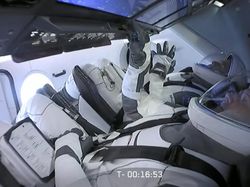 Melihat Persiapan AS Kirim Astronaut yang Harus Tertunda