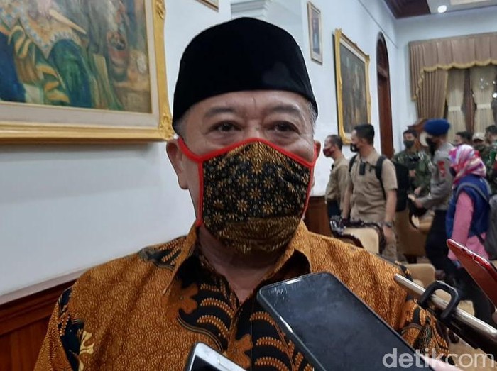 DPRD Jatim mendukung rencana pemerintah pusat untuk menerapkan new normal di beberapa daerah di Jatim. New normal dinilai bisa mengatasi kasus Corona di Jatim.