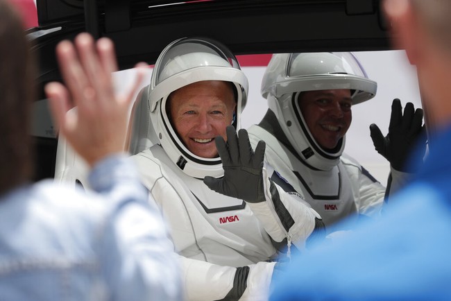 Bob Behnken dan Doug Hurley memakai baju astronaut yang dibuat secara spesial dengan sentuhan Hollywood. Elon Musk menggandeng salah satu nama besar di dunia perkostuman Hollywood. (Foto: AP/John Raoux)