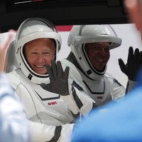 Bob Behnken dan Doug Hurley memakai baju astronaut yang dibuat secara spesial dengan sentuhan Hollywood. Elon Musk menggandeng salah satu nama besar di dunia perkostuman Hollywood. (Foto: AP/John Raoux)