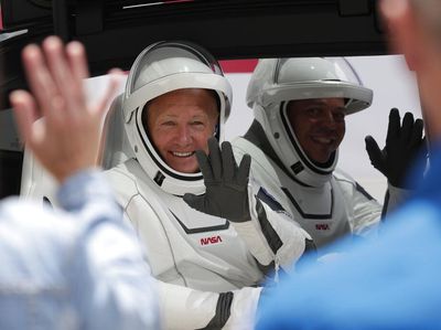 Misi Bersejarah, Intip Baju Astronaut Rasa Hollywood Buatan NASA dan SpaceX