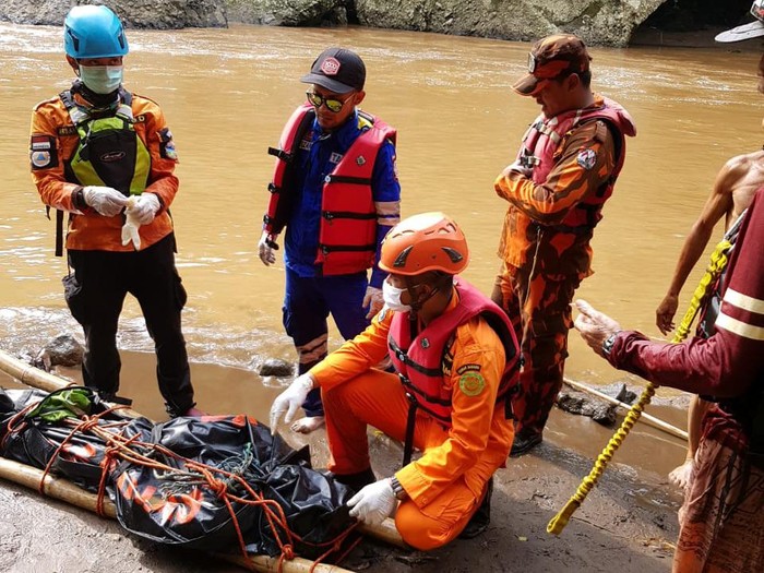 Tim SAR evakuasi jasad pemancing