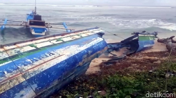 Ribuan Nelayan di Sukabumi Tak Akibat Gelombang Tinggi Gelombang pasang yang terjadi satu pekan terakhir membuat ribuan nelayan di Sukabumi terpaksa tak melaut.