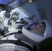 Namun, fungsi tetap sama, melindungi astronaut dari kondisi tekanan udara yang rendah (depressurisation). Baju ini juga didesain agar astronaut mendapat asupan oksigen yang cukup sekaligus mengatur temperatur. Sementara itu, helm dibuat dengan teknologi cetak tiga dimensi. Adapun, sarung tangan dapat digunakan untuk layar sentuh. (Foto: SpaceX via AP)