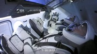 Dikutip dari space.com, Crew Dragon adalah kendaraan autonomous. Itu artinya kapten kapal dan pilot tidak harus melakukan banyak hal untuk mengendalikan. Namun bisa saja setir diambil alih dan dikemudikan secara manual. Foto: SpaceX via AP