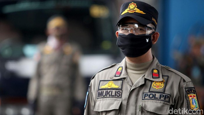 Kawasan Pasar Pagi Asemka, Jakbar, tampak dijaga oleh Satpol PP. Sebelumnya Satpol PP menertibkan lapak PKL di kawasan itu guna mencegah penyebaran COVID-19.