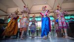 Penari di Thailand Jalani New Normal dengan Face Shield