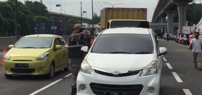 Petugas gabungan terus memperketat penjagaan kendaraan saat arus balik di Tol Jakarta-Cikampek (Japek). Bagi pengendara atau pemudik yang kedapatan tak memiliki surat izin keluar masuk (SIKM), mereka akan dipaksa putar balik di Km 47 menuju exit tol Karawang Barat.