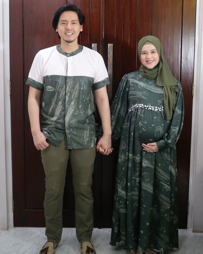 Kabar bahagia selanjutnya datang dari Cut Meyriska dan Roger Danuarta. Menikah pada 2019, Cut Meyriska kini mengandung anak pertama dari Roger Danuarta. Kabar bahagia itu diungkapkan keduanya lewat YouTube Channel mereka. Dari video tersebut terlihat Cut Meyriska memberikan kejutan kepada Roger berupa kado. Tak disangka Roger, kado yang diberikan adalah hasil test pack yang menyatakan Cut Meyriska positif hamil. Foto: instagram @cutratumeyriska