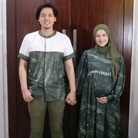Kabar bahagia selanjutnya datang dari Cut Meyriska dan Roger Danuarta. Menikah pada 2019, Cut Meyriska kini mengandung anak pertama dari Roger Danuarta. Kabar bahagia itu diungkapkan keduanya lewat YouTube Channel mereka. Dari video tersebut terlihat Cut Meyriska memberikan kejutan kepada Roger berupa kado. Tak disangka Roger, kado yang diberikan adalah hasil test pack yang menyatakan Cut Meyriska positif hamil. Foto: instagram @cutratumeyriska