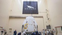 Selayaknya mobil mewah, Crew Dragon juga dilengkapi fasilitas keamanan. Kapsul luar angkasa ini memiliki escape system, yang bisa digunakan jika terjadi situasi darurat baik saat peluncuran atau ketika berada di orbit. Foto: SpaceX