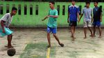 Waduh! di Tengah Pandemi, Anak-anak Ini Bermain Bola Tanpa Masker