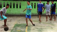 Ngerinya mereka berkumpul tanpa memakai masker, meski di tengah pandemi COVID-19.