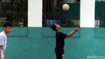 Waduh! di Tengah Pandemi, Anak-anak Ini Bermain Bola Tanpa Masker