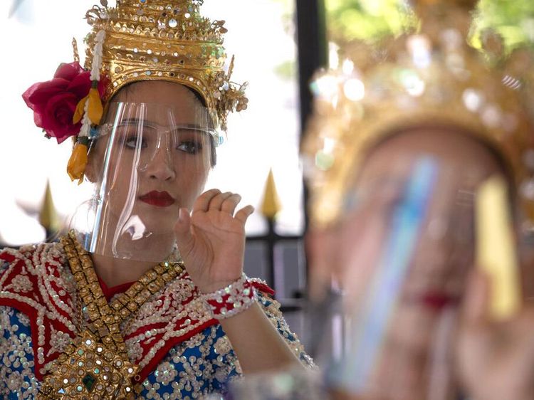 Penari di Thailand Jalani New Normal dengan Face Shield
