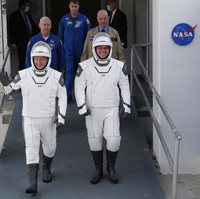 Inilah penampilan astronaut Bob Behnken dan Doug Hurley yang terlibat dalam misi bersejarah buah kolaborasi Badan Penerbangan dan Antariksa Amerika Serikat (NASA) dan SpaceX milik Elon Musk. Crew Dragon, begitu nama misi tersebut, harusnya meluncur pada Rabu (27/5/2020) dari Kennedy Space Center di Merrit Island, Florida. Akan tetapi,   cuaca buruk memaksa misi tersebut ditunda sampai Sabtu ini. (Foto: AP/John Raoux)