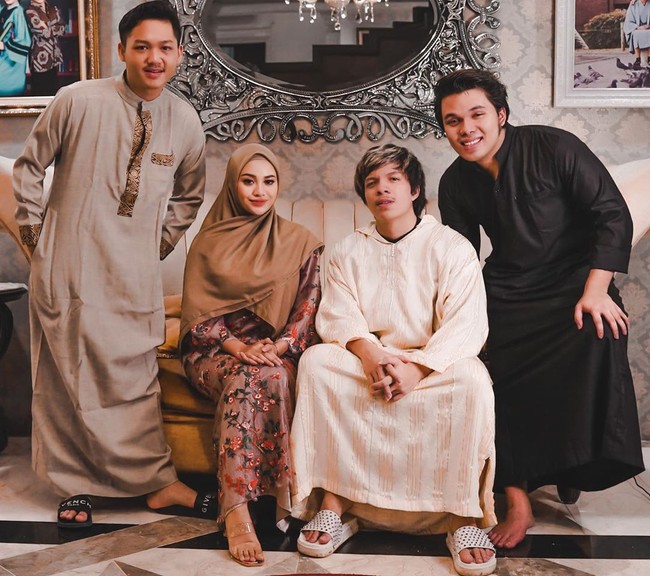Selain berfoto bersama Atta Halilintar, Aurel Hermansyah juga berpose bersama sang adik, Azriel Hermansyah dan Thariq Halilintar yang merupakan adik dari Atta. Foto: Instagram @atta_halilintar