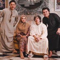 Selain berfoto bersama Atta Halilintar, Aurel Hermansyah juga berpose bersama sang adik, Azriel Hermansyah dan Thariq Halilintar yang merupakan adik dari Atta. Foto: Instagram @atta_halilintar