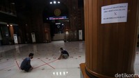 Saat ini pengurus masih sibuk memasang tanda physical distancing di dalam masjid.