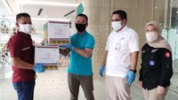 Mandiri Syariah bersinergi dengan Mandiri Group memberikan donasi Rp1,82 miliar kepada lebih dari 2.600 penerima dari total bantuan Rp17 miliar sebagai bentuk kepedulian terhadap penangangan COVID-19 di Indonesia.