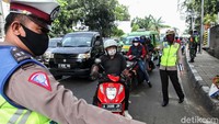 Warga yang ingin masuk Jakarta via Jakarta Barat pun dicek ekstra ketat.