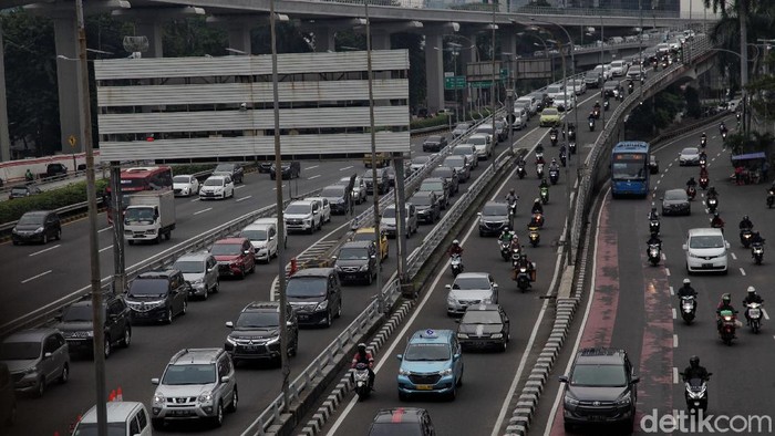 DKI Jakarta beberapa kali disinggung pemerintah sebagai provinsi yang paling memenuhi syarat untuk menerapkan tatanan kehidupan normal baru atau new normal.