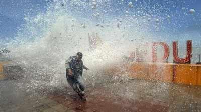 Waspada! Gelombang Tinggi Terjang Beberapa Pesisir Indonesia