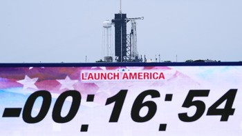 Sayangnya, cuaca buruk membuat perjalanan dua astronaut ke luar angkasa harus tertunda. Peluncuran dibatalkan hanya 17 menit sebelum lepas landas karena kondisi cuaca masih tidak menentu. Foto: AP/David J. Phillip