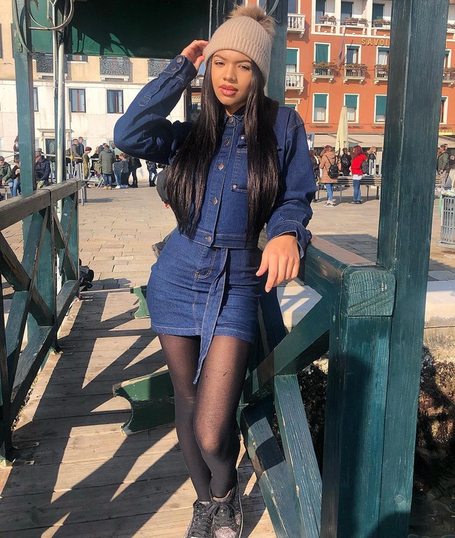 Wanita yang berprofesi sebagai model itu juga kerap melakukan travelling. Inilah potret cantiknya saat berlibur ke Italia.  Foto: Instagram, 5Star