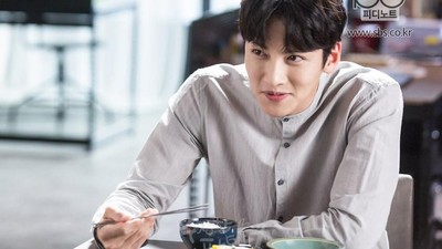 Ji Chang Wook, Si Tampan Pemeran Backstreet Rookie Saat Kulineran