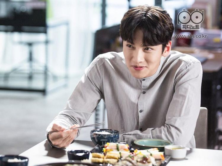 Ji Chang Wook, Si Tampan Pemeran Backstreet Rookie Saat Kulineran