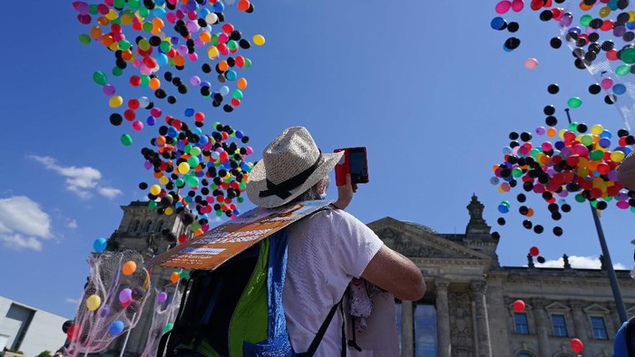 Demo Terkait Corona, Operator Bus Lepaskan 3.000 Balon Udara BERLIN, GERMANY - MAY 27: A protester wears a sign that reads: