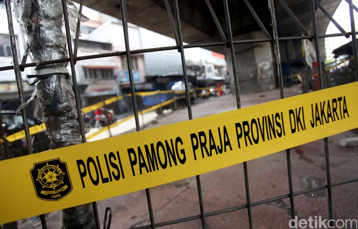 Bersiap Hadapi New Normal, Pasar Pagi Asemka Dijaga Satpol PP Kawasan Pasar Pagi Asemka, Jakbar, tampak dijaga oleh Satpol PP. Sebelumnya Satpol PP menertibkan lapak PKL di kawasan itu guna mencegah penyebaran COVID-19.