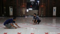 Tanda silang tersebut sebagai pembatas jarak untuk meminimalisir sentuhan fisik saat melaksanakan Salat Jumat.