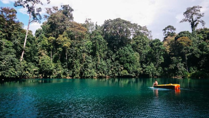 Jika ingin melihat danau yang indah dengan air yang sangat jernih bagaikan cermin, bisa kunjungi danau yang ada di Kalimantan Timur bernama Danau Labuan Cermin.