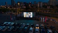 Menonton bioskop pun saat ini dilakukan di dalam mobil. Burak Kara/Getty Images 