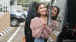 Senyum Ayu Ting Ting yang Masih Jomblo