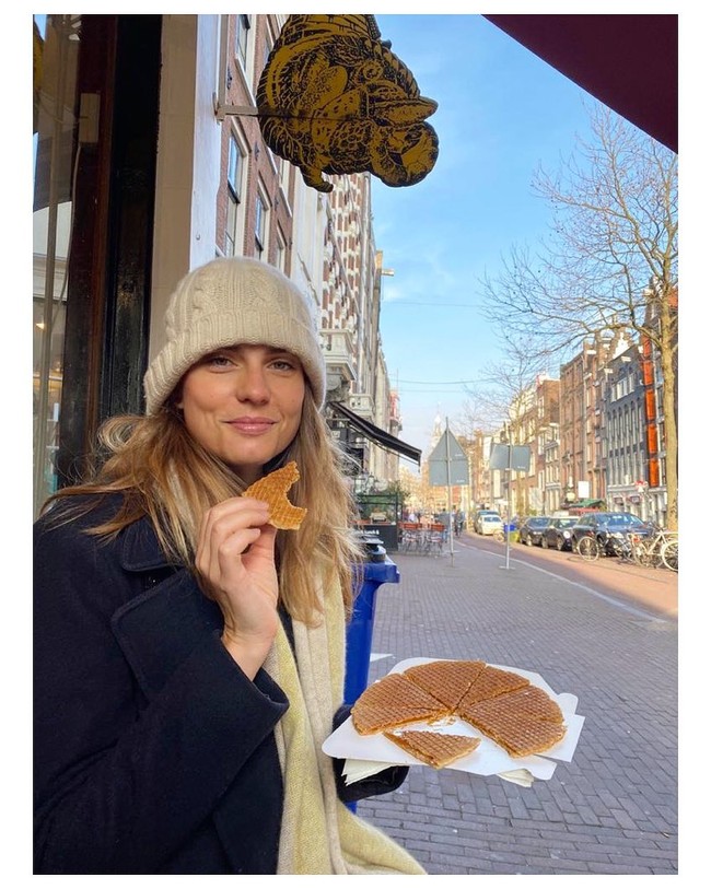 Pada job normalku aku mendapatkan segitu untuk sehari, tapi aku harus beradaptasi dengan normal baru dan menelan harga diriku untuk bisa melanjutkan hidup, ucapnya, seperti dikutip dari The Sun.  Foto: Instagram