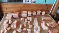 Terlihat seperti daging babi yang akan diolah menjadi masakan lezat, ternyata ini hanya batu-batu dengan warna-warna yang unik. Foto: Istimewa