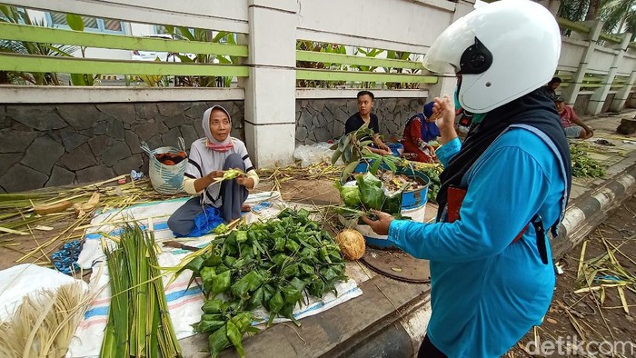 Sambut Lebaran Ketupat, warga Kudus ramai-ramai membeli janur