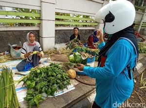 Sambut Lebaran Ketupat, Warga Kudus Ramai-ramai Beli Janur