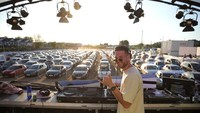 Di sejumlah negara, masyarakat menikmati keramaian dilakukan dengan tetap berada di mobil masing-masing. Andreas Rentz/Getty Images
