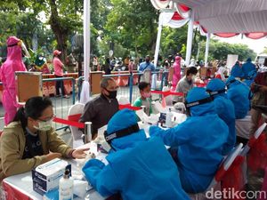 Ratusan Warga Surabaya Ikuti Swab dan Rapid Test Massal di Siola